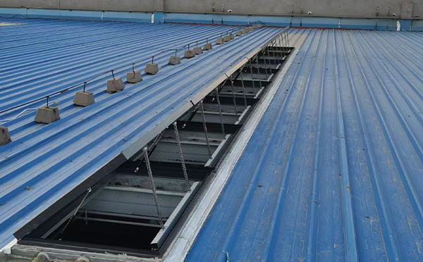 某城市大型商业综合体中庭哈巴河排烟窗工程