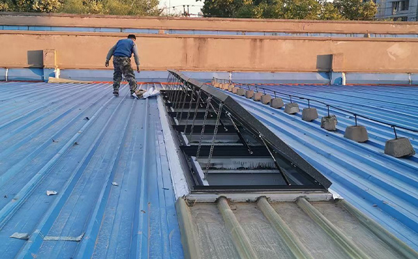 某区域性物流仓储中心哈巴河排烟窗系统安装项目